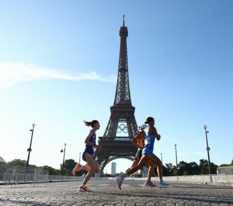 【フランス】パリ五輪の閉会式直前、半裸の男性がエッフェル塔登る