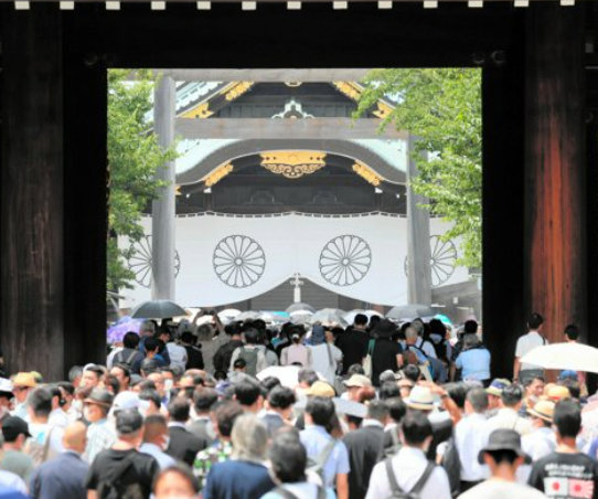 【朝日新聞】海自実習幹部、靖国神社の「遊就館」を集団見学・・・太平洋戦争などの戦死者をまつって旧軍との関係が深い靖国神社と、旧軍組織と決別したはずの自衛隊との密接な関わりが相次いで明らかになっている