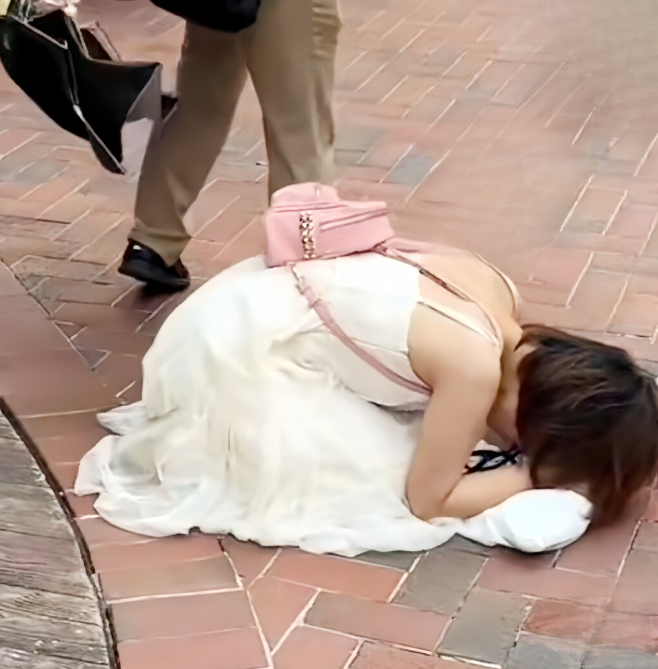 トイレに行ったら並び直し。ディズニーランドで泣き崩れる女性