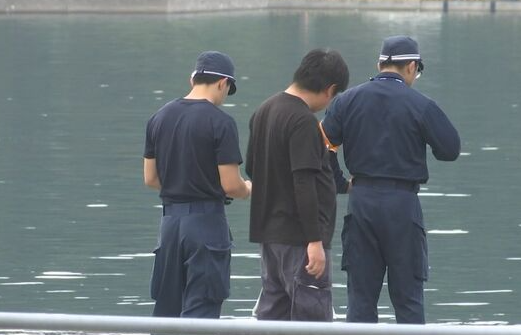 【島根】港の岸壁先の海中で水没した車両を発見、車内から頭部が白骨化した遺体が見つかる…胴体は運転席で見つかり死蝋化