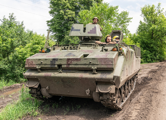 車両不足のロシア軍、鹵獲したオランダ製APCも活用　屋外保管の歩兵車両4割減