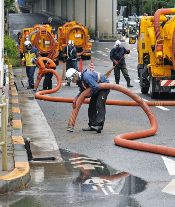 世田谷区用賀　台風10号による大雨で下水槽がオーバーフローか。国道246号が冠水