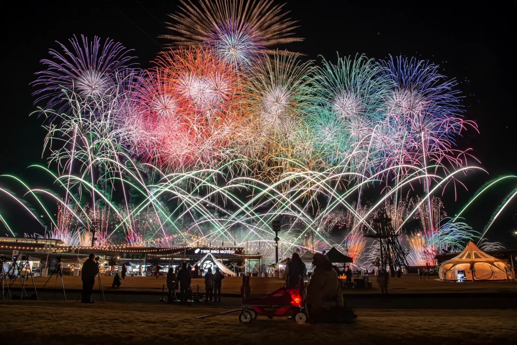 【栃木】花火大会の２尺玉が地上付近で破裂、５００ｍ離れた駐車場の車３台に破片直撃…フロントガラスなど破損