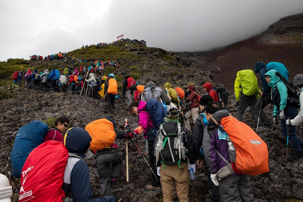 【富士山】アメリカ国籍の女子大学生が救助要請　「出血はないが痛くて動けない」　救助隊が背負って搬送