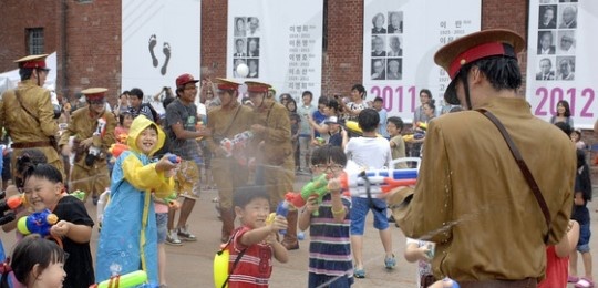 韓国で「日本の巡査」に水鉄砲を撃つイベントが俎上に…憎悪感をあおるという批判で中止に