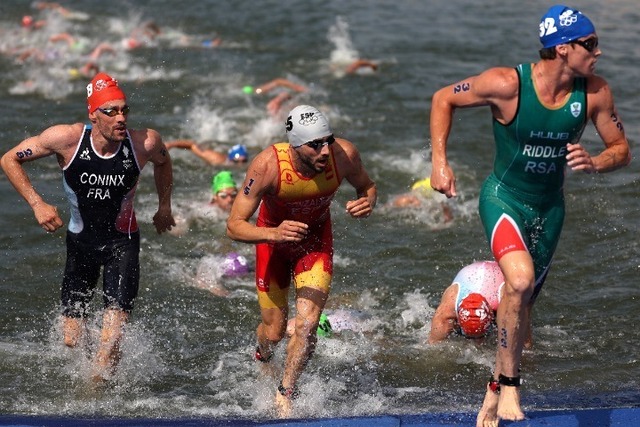 水質懸念のセーヌ川でトライアスロン強行 選手がレース後に10回嘔吐、医師のスペイン選手は主催者を非難｢私達はサーカスのピエロ｣