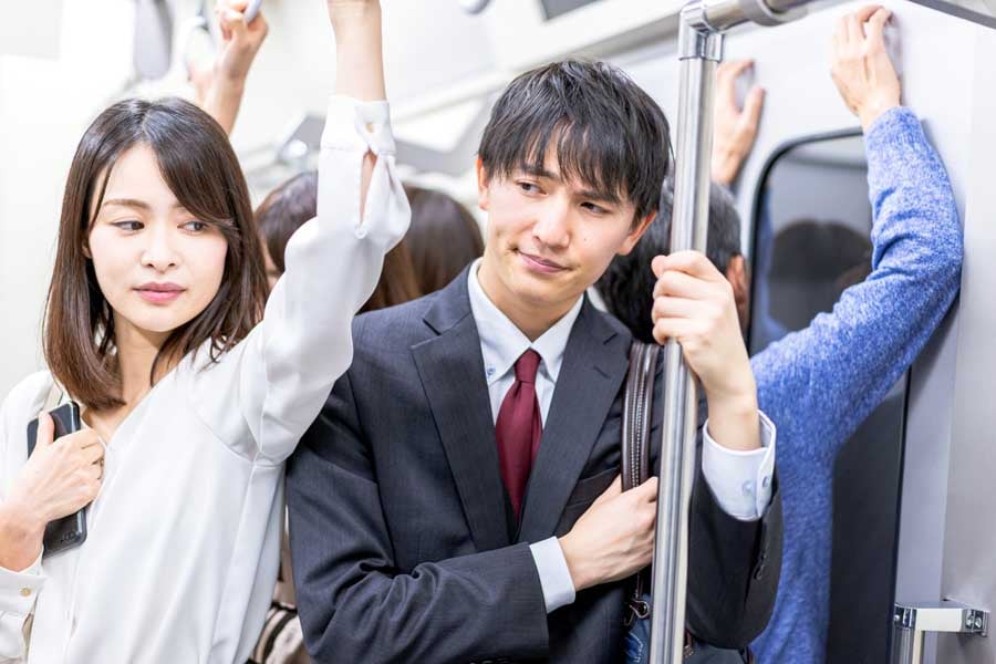 【迷惑行為】隣に座る「トナラー」より迷惑？ 電車でやたら押してくる「押スナー」という現代の闇