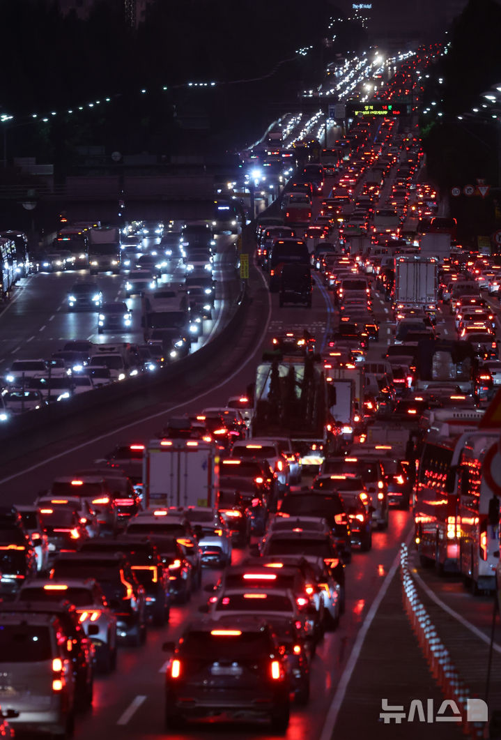 秋夕連休スタート！高速道路渋滞 　韓国