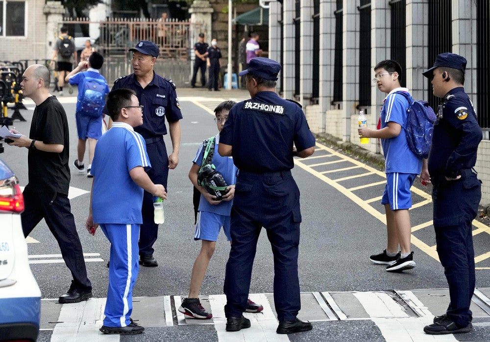 【読売新聞】 中国・深センで日本人学校児童刺した４４歳の男を拘束…男児は手術、副報道局長「全力で救命している」