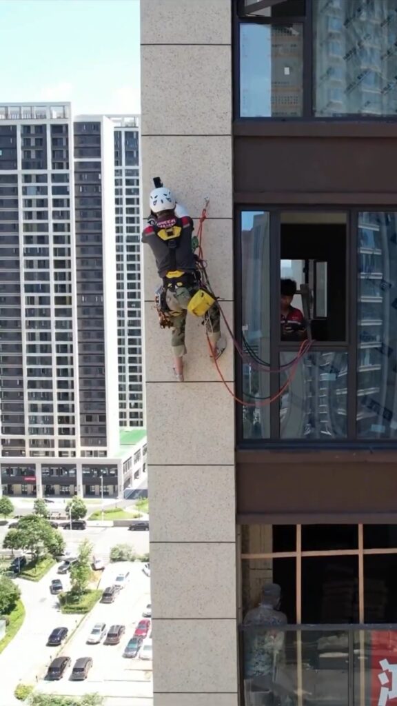 【動画像】タワマンのエアコン工事、命懸けだったｗｗ