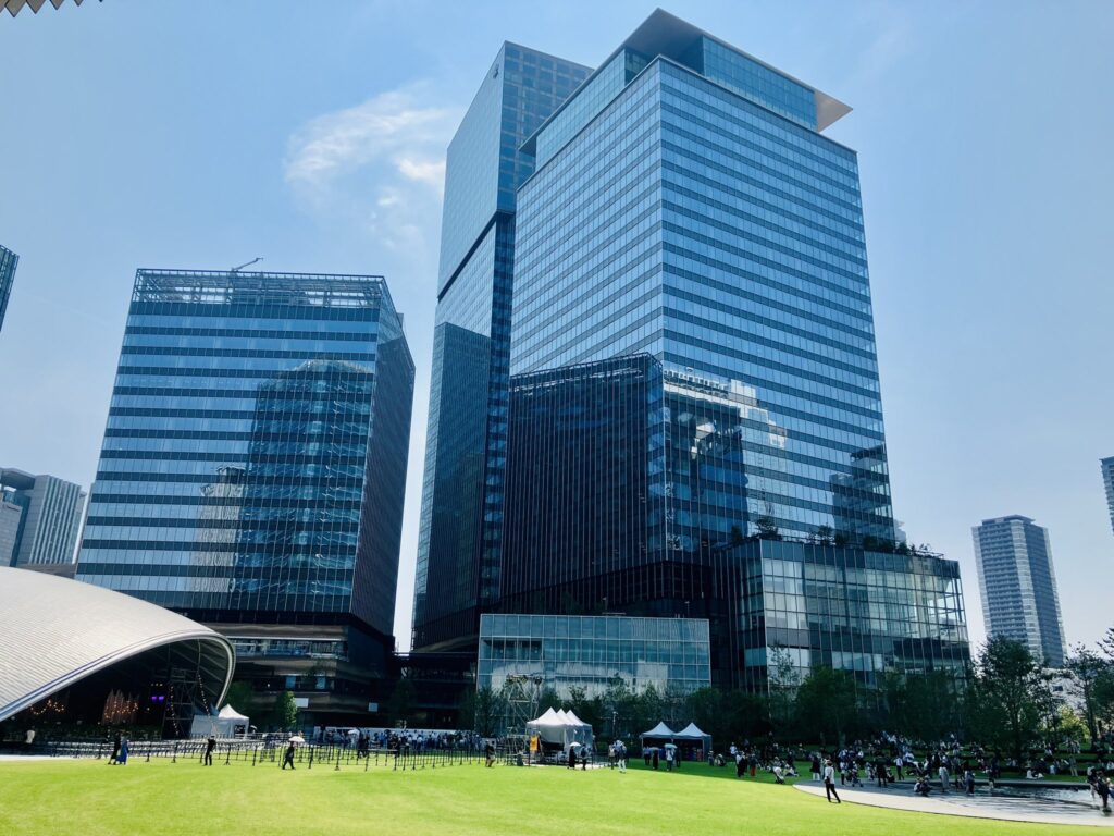 【画像】大阪の駅前を緑地広場にした結果ww→広場のない東京が羨ましがる…