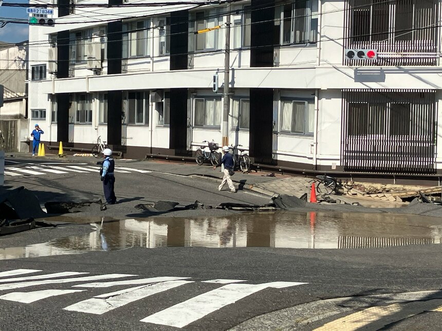 【速報】「道路の陥没がある」広島市の交差点　現場では水もあふれだし 周辺の建物が傾き閉じ込められたという情報も