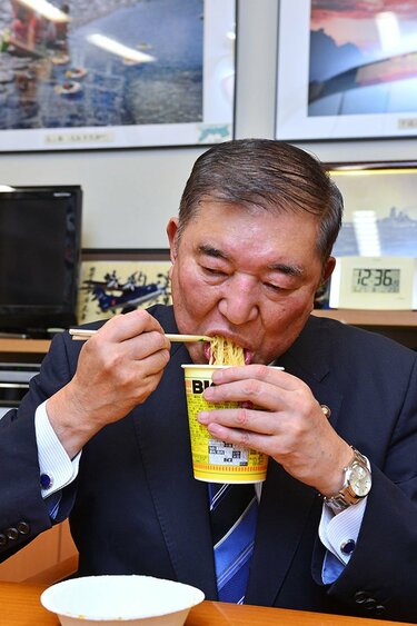 額に汗を浮かべてカップヌードルを食べる石破氏