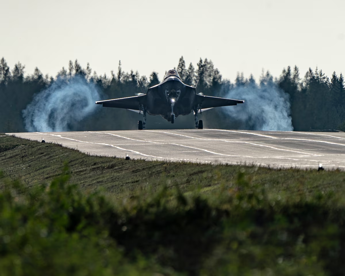 パヨクの理想郷・フィンランドの高速道路で米空軍F-35が離発着訓練を行う