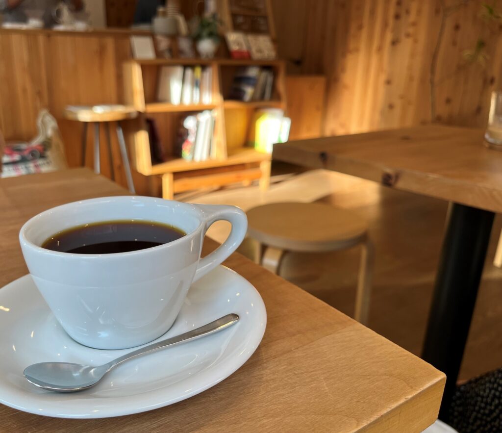 「カフェでお仕事」コーヒー1杯で“長居”問題に店が悲鳴 「8割がカフェワーカー」の切ない現実