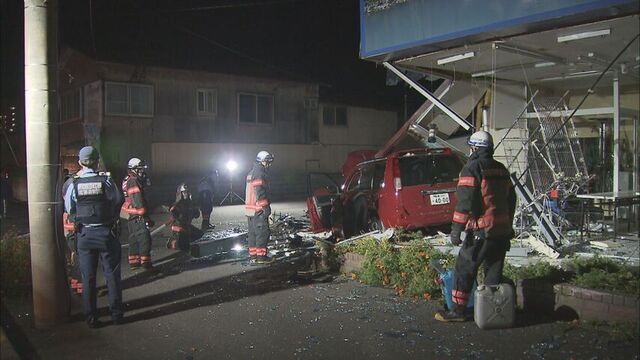 【事故】また“一時停止の交差点”で出合い頭に衝突、１台は店舗に突っ込み１人搬送…わき道から出た乗用車は84歳が運転、レンタカーや初心者マークの外国人による死亡事故も