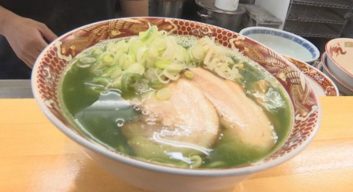 店一番の不人気「１日１杯出るかどうか」から一転、人気急上昇　緑色のスープ 抹茶ラーメン…(;・∀・)