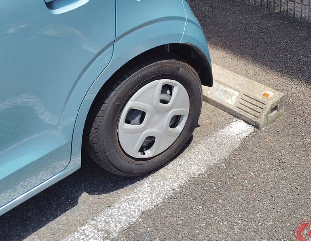 【運転】苦手な人が多い「駐車枠にまっすぐ駐車」に反響アリ！ 「いつも微妙に曲がってる…」バック駐車を一発で成功させるコツはある？