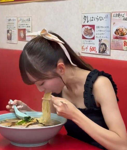 【悲報】アイドルさん、ラーメンの食べ方が汚いと叩かれる