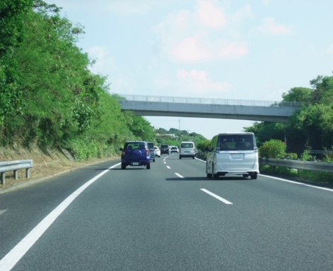 【運転】高速道路を運転していると「法定速度以下」で走っている車をよく見かけますが「スピード違反」と違って罰則対象にはならないのですか？