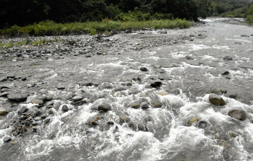 【群馬】「川遊び中に、中州に取り残された」　急な雨で川の水位上昇　消防などが救助にあたり、男女３０人全員無事