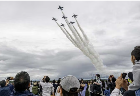 ブルーインパルス演技中に〝本物のスクランブル発進〟空自・千歳航空祭　見せつけられた「日本の厳しい安全保障環境」の現実