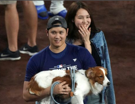 【真美子夫人】大谷翔平家族が貴重な3ショット　ドジャース地区優勝に妻と愛犬・デコピンも共に祝福