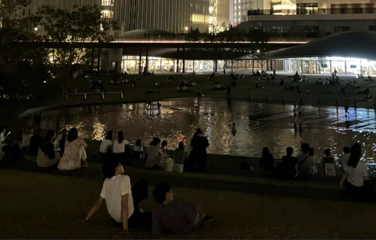 【悲報】大阪さん、駅前に芝生広場なんて作ったせいで夜中は大変なことになるww