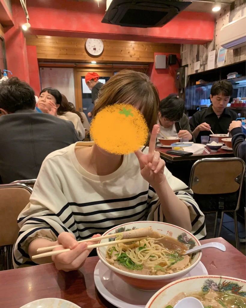 ラーメン屋で一杯を二人で分け合う←ラーメン屋かわいそうだろ