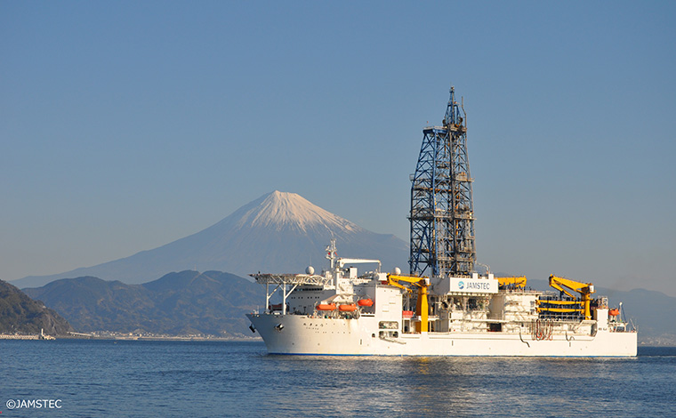 【朗報】地球深部探査船「ちきゅう」、7,906mの掘削を行い、世界新記録達成