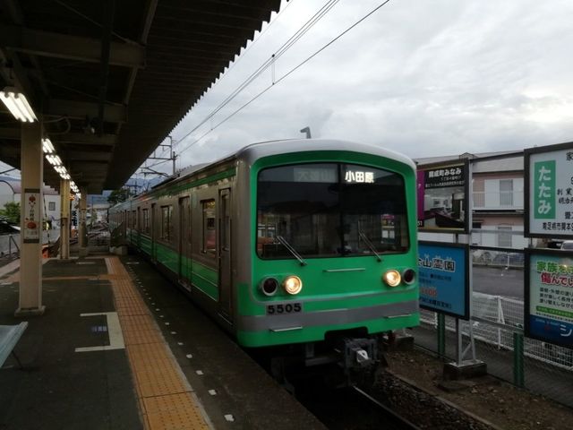 台風で電車が運休する中、小田原のローカル私鉄が素知らぬ顔で平常運転していると話題に