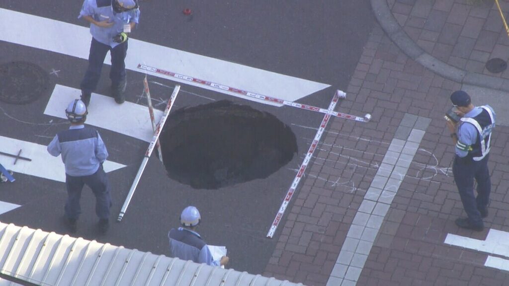 【東京】穴がじわじわ“巨大化”大田区の道路が突然陥没…幅3メートルほどに拡大「音もなくスッと落ちた」