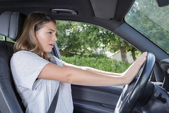 【くるま】“青信号”で発進しない前走車に「プーーッ！」は違反？ よそ見への親切心は駄目？ 「催促クラクション」はなぜNG？ 正しい鳴らし方とは