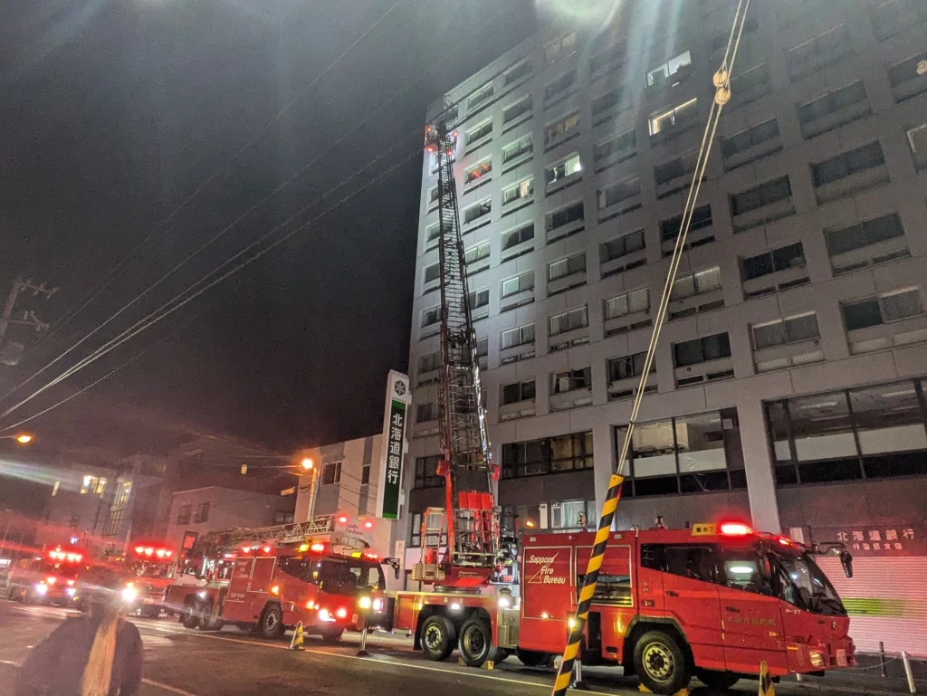 焦げ臭い！消防車など14台出動 → カレーでした