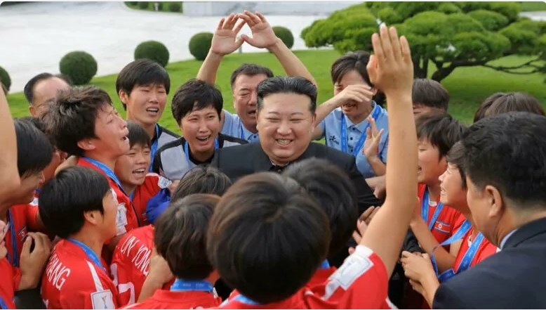 金正恩総書記が世界一の女子サッカーチームを満面の笑みで祝福　U20ワールドカップ決勝で日本破り北朝鮮が優勝