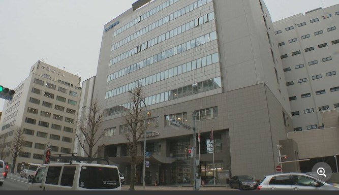 【福岡市・博多区】「これで目ん玉くり抜いてやろうか」男性にケーキスタンドを突きつけて脅迫し顔を殴ってけがをさせた疑いで男2人を逮捕