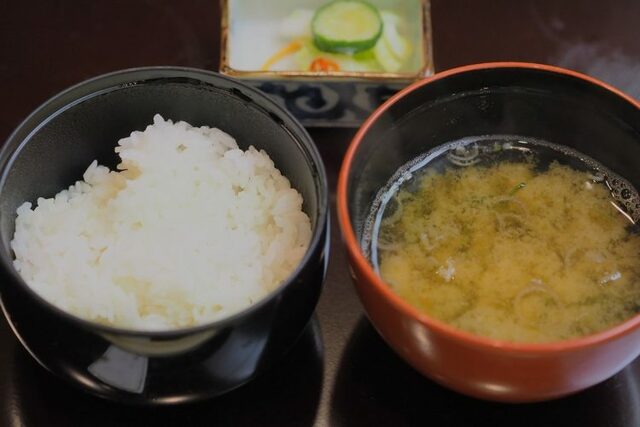 【食】「味噌汁かけご飯」否定派と肯定派、それぞれが抱えるモヤモヤ　「行儀が悪い」とは思うけど「お茶漬けは？」「ラーメンの汁にご飯は？」で堂々巡り