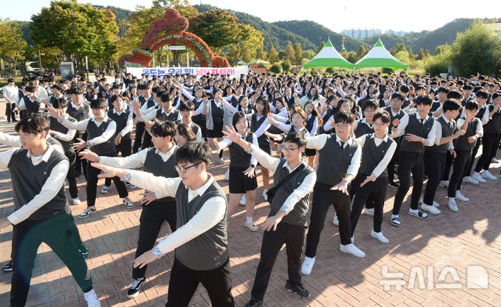 韓国高校生、「独島はわが地」と叫ぶ