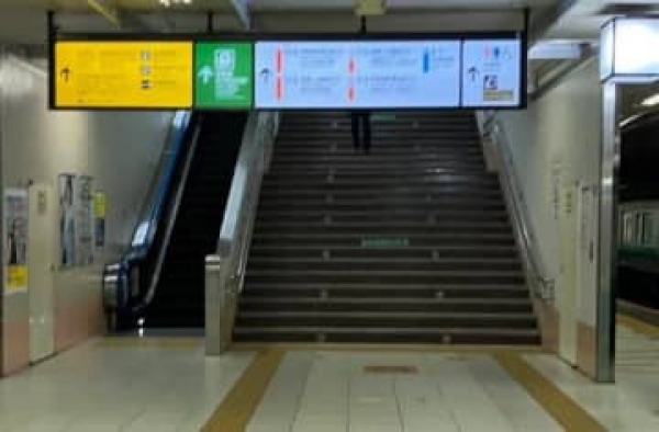 【埼玉】JR大宮駅、エスカレーターで歩く人を「声」で注意する実験