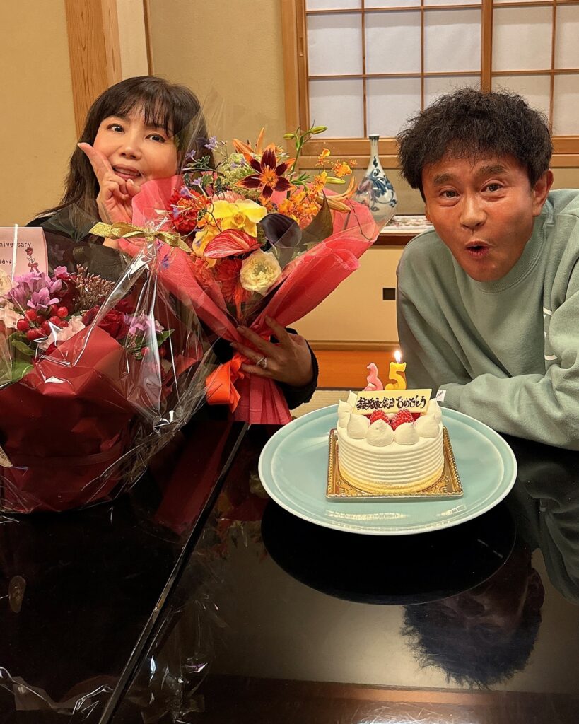 【芸能】小川菜摘、夫・浜田雅功と35回目の結婚記念日　ケーキを前に仲良し“夫婦ショット”披露