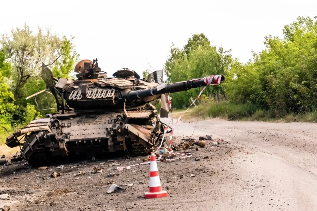 【ウクライナの夜間】ドローンが高速移動中のロシア戦車を爆撃 手りゅう弾を手動で自然落下させ破壊する高い操縦技術を示す動画