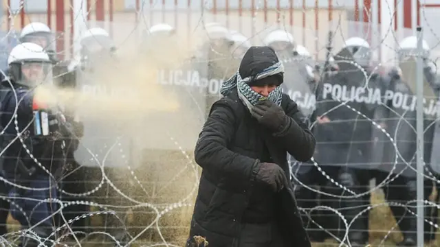 【ベラルーシ国境】ポーランド部隊、石投げる移民に催涙ガスなどで対応