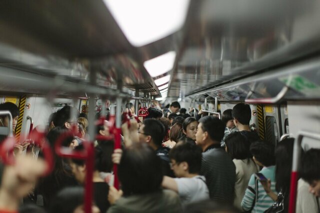 【ながらスマホ】「 そっちが避けるのが当たり前…だと！ 」いい大人が駅のホームでノロノロ歩いてまで観たいものって一体、何ですか？