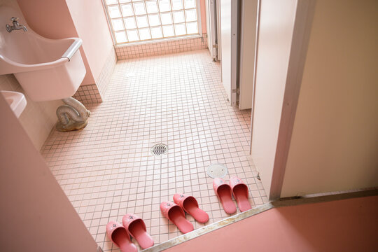 【事件】女性用トイレに侵入しスリッパに排泄か　23歳の無職の男を逮捕