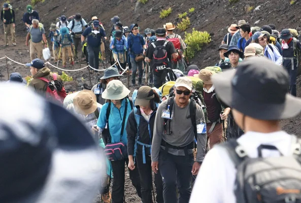 山梨県「富士山通行税2000円取るだけで2ヶ月で3億円の収入」山梨県民「2万にしたら30億😆」