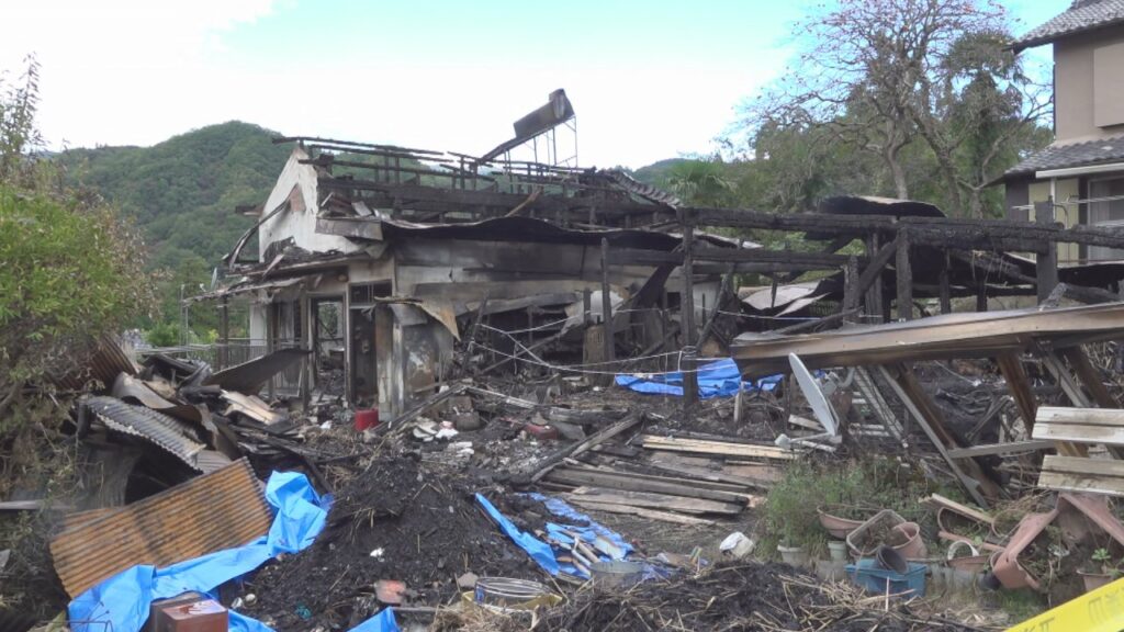 【山梨西八代郡】「部屋の片付けに嫌気がさして」畳に火をつけ自宅と離れを全焼させた無職男(37)を逮捕…父親入院中に