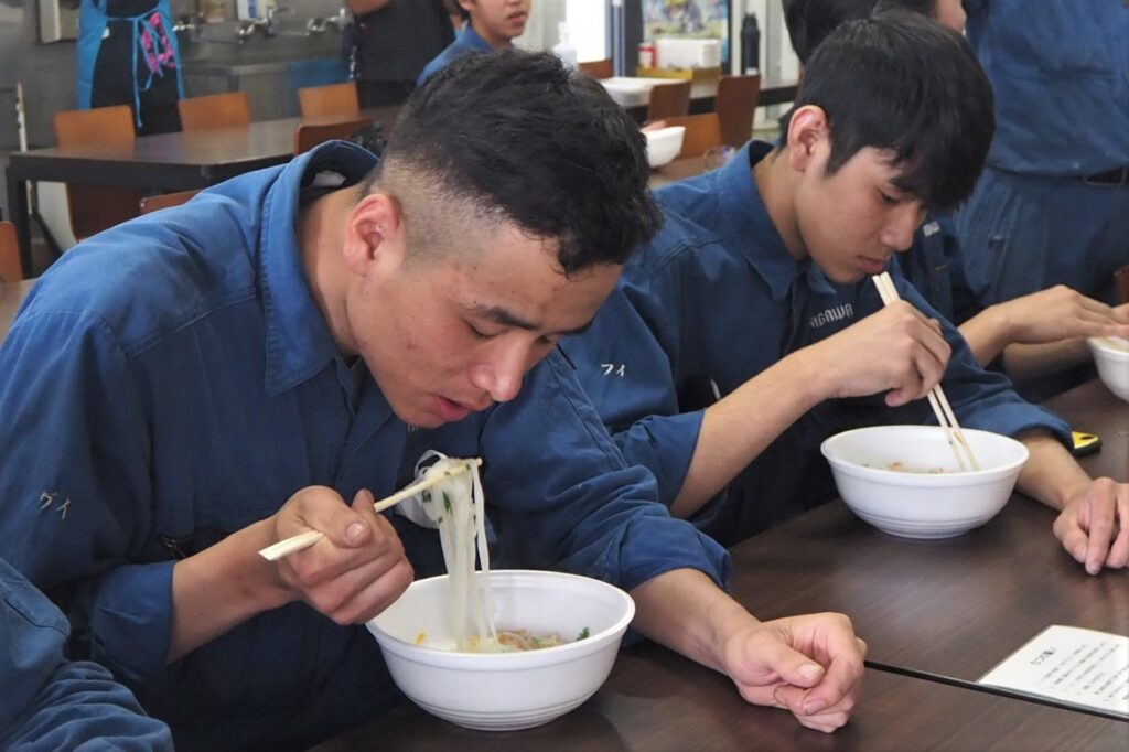 【岡山】「日本で一番ベトナム人が幸せに暮らせる」自治体を目指す　大学生がキッチンカーで母国の味を提供