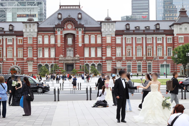 【中国人】「東京駅」で列をなす花嫁たち…なぜか多い中国人カップル「ウェディングフォトの聖地」の実態