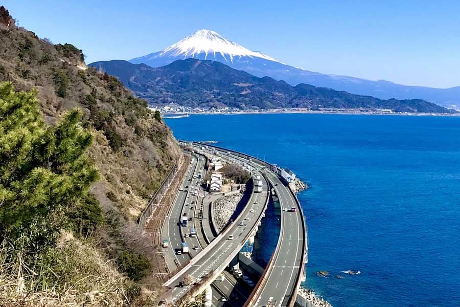 【悲報】東名高速、逆走車のせいで怒りの通行止め