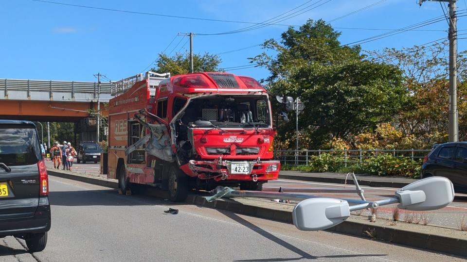 【単独事故】消防車がガードレールに衝突　救助に向かうためサイレンを鳴らして緊急走行中　4人が乗車、このうち１人がけが　小樽市